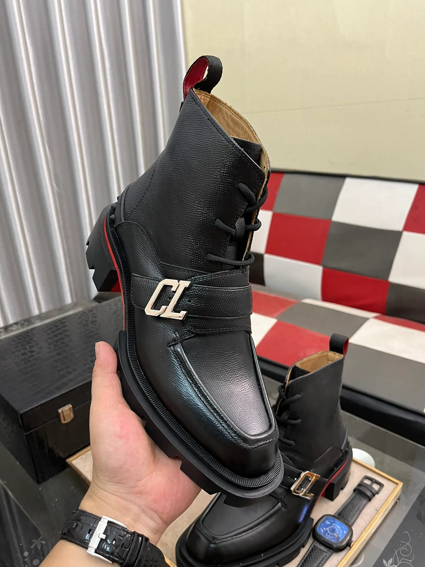 Men's shoes 💰880⌚️⌚️CL New formal leather shoes Christia* Loubouti* Red-soled shoes GREGGO men's Oxford shoes Made of imported cowhide/glossy patent leather/stitched contrasting high silk suede. Three-section toe design. Iconic red outsole, the ultimate personalized shoe. Original color cowhide lining. Original Italian leather outsole; fine workmanship brings you a luxurious experience. With its neat silhouette and straightforwardness, GREGGO men's Oxford shoes are Oxford shoes born for city roaming. The elegant lines and classic silhouette exude eternal charm. The black patent leather material is exquisite and eye-catching, adding a sense of luxury to the overall look. The slender toe design is full of elegance, and matched with closed shoelaces of the same color, the sophistication is invisible. The slim sole design provides the shoes with a light foot feel, elegant steps, and a refined and elegant look. Shows outstanding texture.  Standard leather shoe size: 38-44